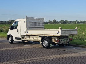Strona kierowcy z tyłu — Peugeot BOXER 2.0 BHDI 130 KIPPER z 2020 roku
