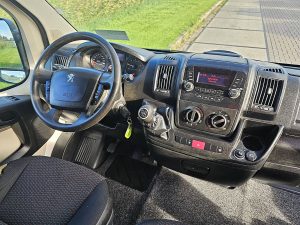 Deska rozdzielcza i stanowisko kierowcy — Peugeot BOXER 2.0 BHDI 130 KIPPER z 2020 roku