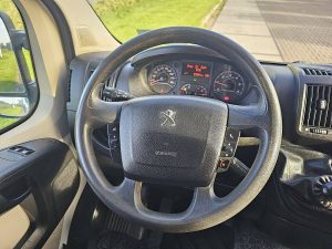 Wyposażenie specjalne wnętrza — Peugeot BOXER 2.0 BHDI 130 KIPPER z 2020 roku