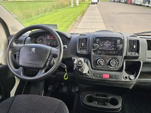 Deska rozdzielcza i stanowisko kierowcy — Peugeot BOXER 2.0 Kipper Airco Euro6! z 2021 roku