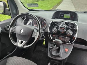 Deska rozdzielcza i stanowisko kierowcy — Renault KANGOO 1.5 L1 Automaat Navi NAP z 2019 roku