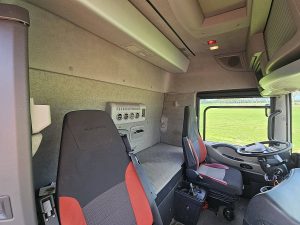 Fotele i leżanka w kabinie — Renault MAGNUM 480 RETARDER z 2012 roku