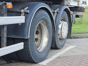 Opony z dobrym bieżnikiem, ujęcie 2 — Renault MAGNUM 480 RETARDER z 2012 roku