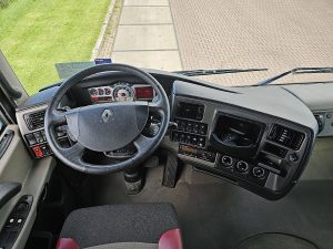 Deska rozdzielcza i stanowisko kierowcy — Renault MAGNUM 480 RETARDER z 2012 roku