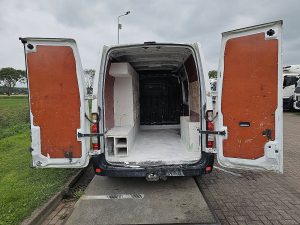 Przestrzeń ładunkowa — Renault MASTER 2.3 z 2018 roku