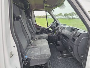 Wnętrze kabiny — Renault MASTER 2.3 z 2018 roku