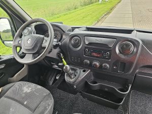 Deska rozdzielcza i stanowisko kierowcy — Renault MASTER 2.3 z 2018 roku