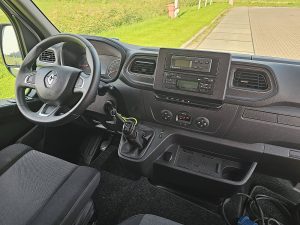 Deska rozdzielcza i stanowisko kierowcy — Renault MASTER 2.3 DCI 145 FRIGO LBW z 2020 roku