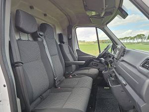 Wnętrze kabiny — Renault MASTER 2.3 DCI 150 COMF L3H2 z 2023 roku