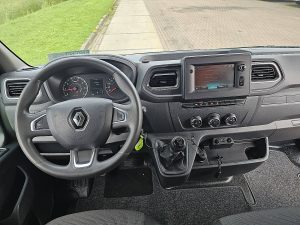 Deska rozdzielcza i stanowisko kierowcy — Renault MASTER 2.3 DCI 150 COMF L3H2 z 2023 roku