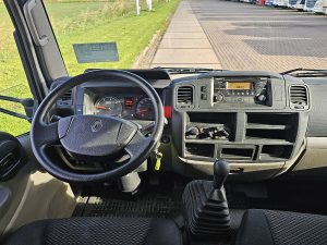 Deska rozdzielcza i stanowisko kierowcy — Renault MAXITY 130 DCI 3.5 E6 LAADKLEP z 2020 roku