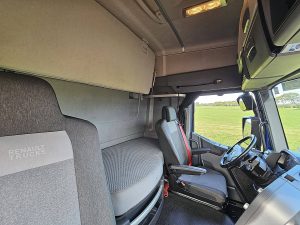Fotele i leżanka w kabinie — Renault T 440 13 LITER z 2022 roku