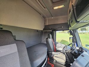 Fotele i leżanka w kabinie — Renault T 440 13 LITER z 2023 roku