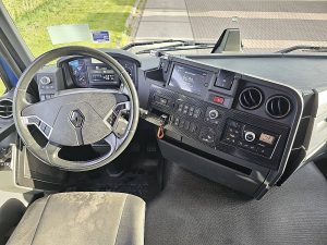 Deska rozdzielcza i stanowisko kierowcy — Renault T 440 13 LITER z 2023 roku