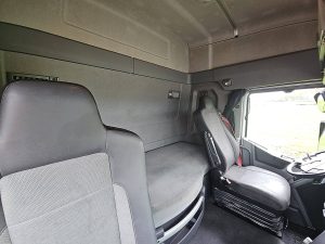 Fotele i leżanka w kabinie — Renault T 460 RETARDER VOIGHT z 2018 roku