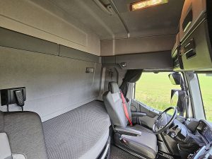 Fotele i leżanka w kabinie — Renault T 480 z 2022 roku
