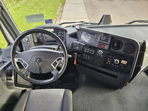 Deska rozdzielcza i stanowisko kierowcy — Renault T 480 z 2022 roku
