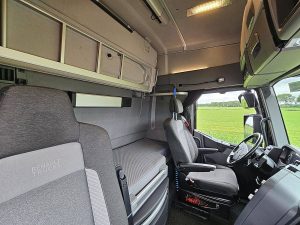 Fotele i leżanka w kabinie — Renault T 480 HIGH 13 LITER 480 PS z 2022 roku