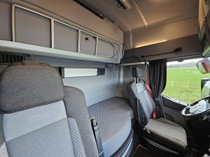Fotele i leżanka w kabinie — Renault T 480 HIGH EVO 2X TANK z 2022 roku