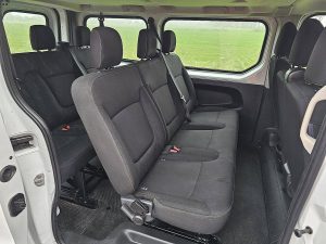 Rzędy siedzeń i ścianka działowa — Renault TRAFIC 1.6 DCI L1H1 9-Persoons Eur6 z 2016 roku
