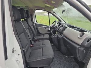 Wnętrze kabiny — Renault TRAFIC 1.6 DCI L1H1 9-Persoons Eur6 z 2016 roku
