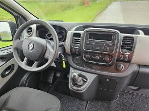 Deska rozdzielcza i stanowisko kierowcy — Renault TRAFIC 1.6 DCI L1H1 9-Persoons Eur6 z 2016 roku