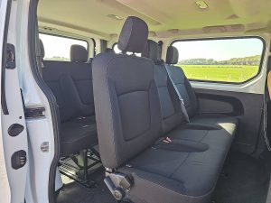 Rzędy siedzeń i ścianka działowa, ujęcie 2 — Renault TRAFIC 1.6 DCI L1H1 Kombi 8-Pers AC z 2019 roku