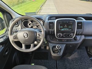 Deska rozdzielcza i stanowisko kierowcy — Renault TRAFIC 2.0 DCI ac dubbelcabine EUR6 z 2021 roku