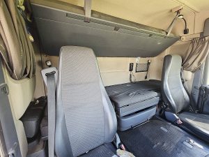 Fotele i leżanka w kabinie — Scania G420 CG19 ADBLUE z 2012 roku