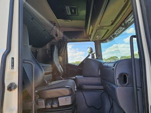 Wnętrze kabiny — Scania G420 CG19 ADBLUE z 2012 roku