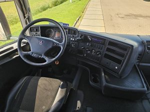 Deska rozdzielcza i stanowisko kierowcy — Scania G420 CG19 ADBLUE z 2012 roku