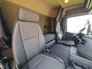 Fotele i leżanka w kabinie — Scania G440 z 2013 roku