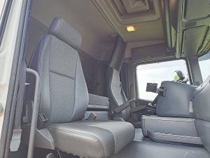 Wnętrze kabiny — Scania G440 z 2013 roku