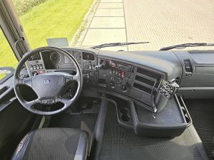 Deska rozdzielcza i stanowisko kierowcy — Scania G440 z 2013 roku