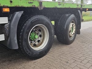 Opony z dobrym bieżnikiem — Scania P230 6x2*4 Airco NL-Truck z 2009 roku