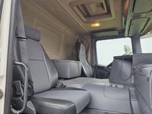 Wnętrze kabiny — Scania P230 6x2*4 Airco NL-Truck z 2009 roku