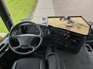 Deska rozdzielcza i stanowisko kierowcy — Scania P230 6x2*4 Airco NL-Truck z 2009 roku