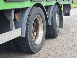 Opony z dobrym bieżnikiem — Scania P280 6x2*4 z 2010 roku
