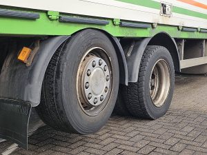 Opony z dobrym bieżnikiem, ujęcie 2 — Scania P280 6x2*4 z 2010 roku