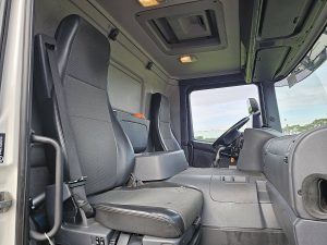 Wnętrze kabiny — Scania P280 6x2*4 z 2010 roku
