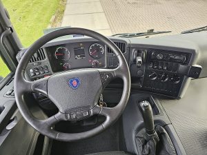 Deska rozdzielcza i stanowisko kierowcy — Scania P280 6x2*4 z 2010 roku