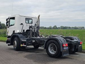 Strona kierowcy z tyłu — Scania P370 z 2017 roku