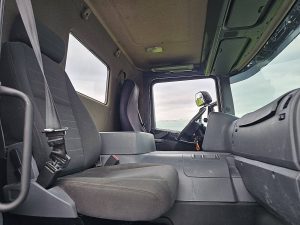 Wnętrze kabiny — Scania P370 z 2017 roku