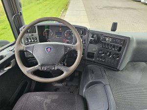Deska rozdzielcza i stanowisko kierowcy — Scania P370 z 2017 roku