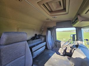 Fotele i leżanka w kabinie — Scania P380 MANUAL HYDRAULICS z 2006 roku