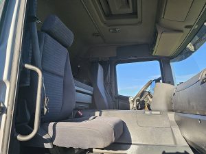 Wnętrze kabiny — Scania P380 MANUAL HYDRAULICS z 2006 roku