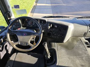Deska rozdzielcza i stanowisko kierowcy — Scania P380 MANUAL HYDRAULICS z 2006 roku