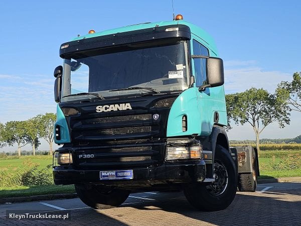 Scania P380 MANUAL HYDRAULICS z 2006 roku, ciągnik siodłowy z zagranicy — przód pojazdu