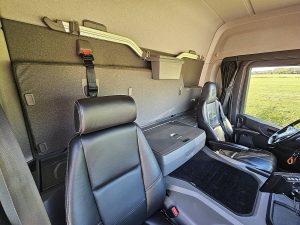 Fotele i leżanka w kabinie — Scania P420 z 2023 roku