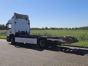 Strona kierowcy z tyłu — Scania P420 z 2023 roku